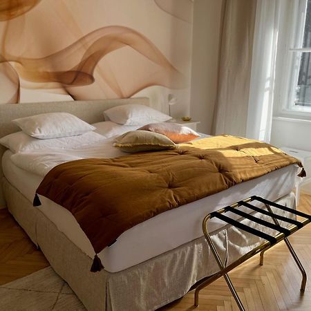 Golden Flat By Grazrentals With Parkview - Brandnew & Free Parking Экстерьер фото