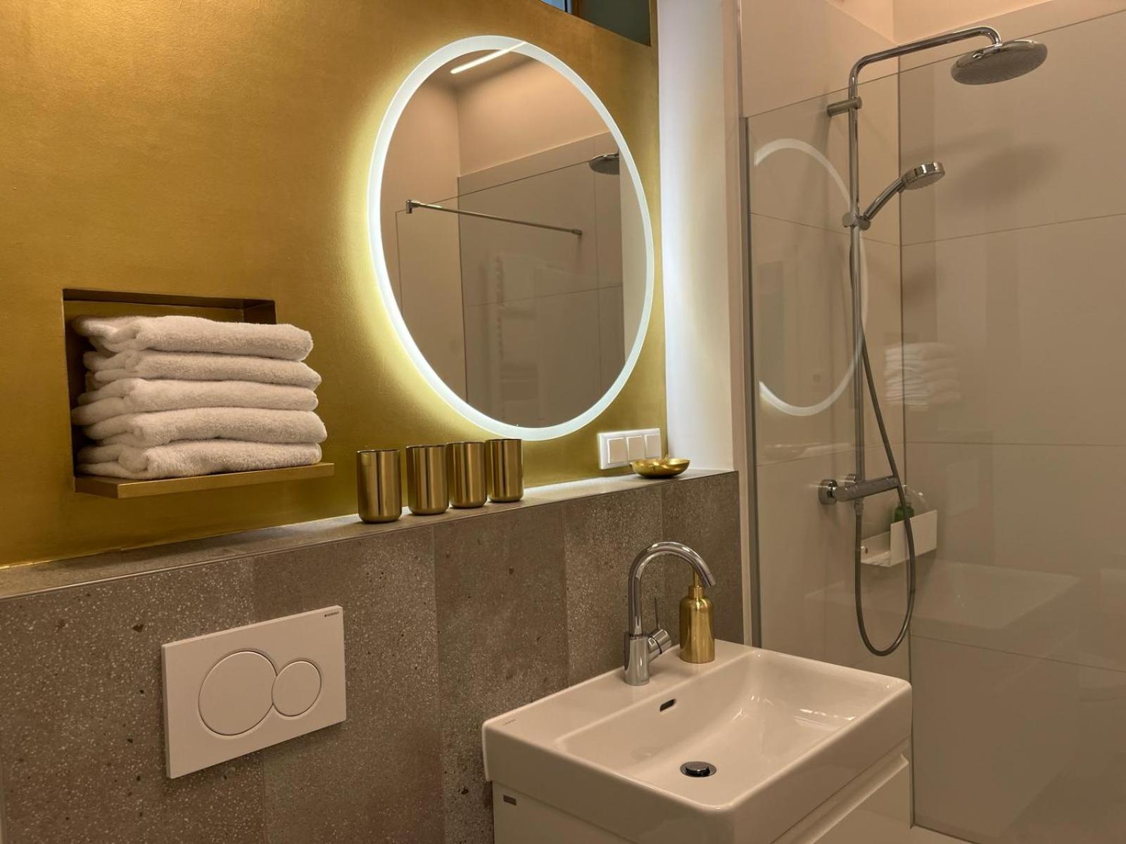 Golden Flat By Grazrentals With Parkview - Brandnew & Free Parking Экстерьер фото