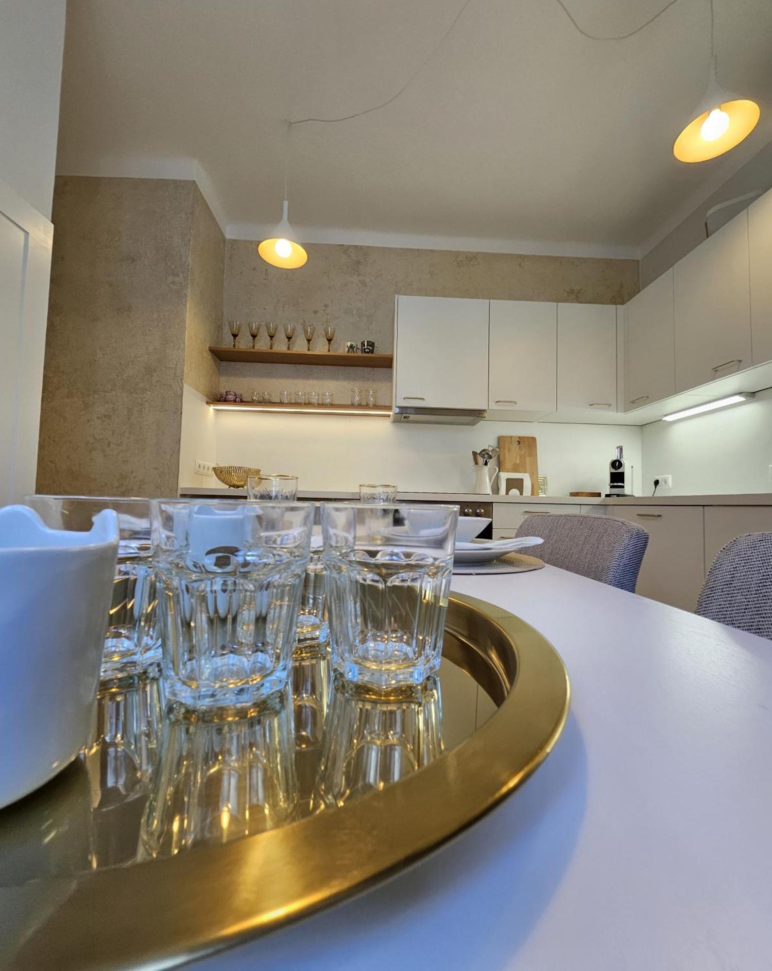 Golden Flat By Grazrentals With Parkview - Brandnew & Free Parking Экстерьер фото