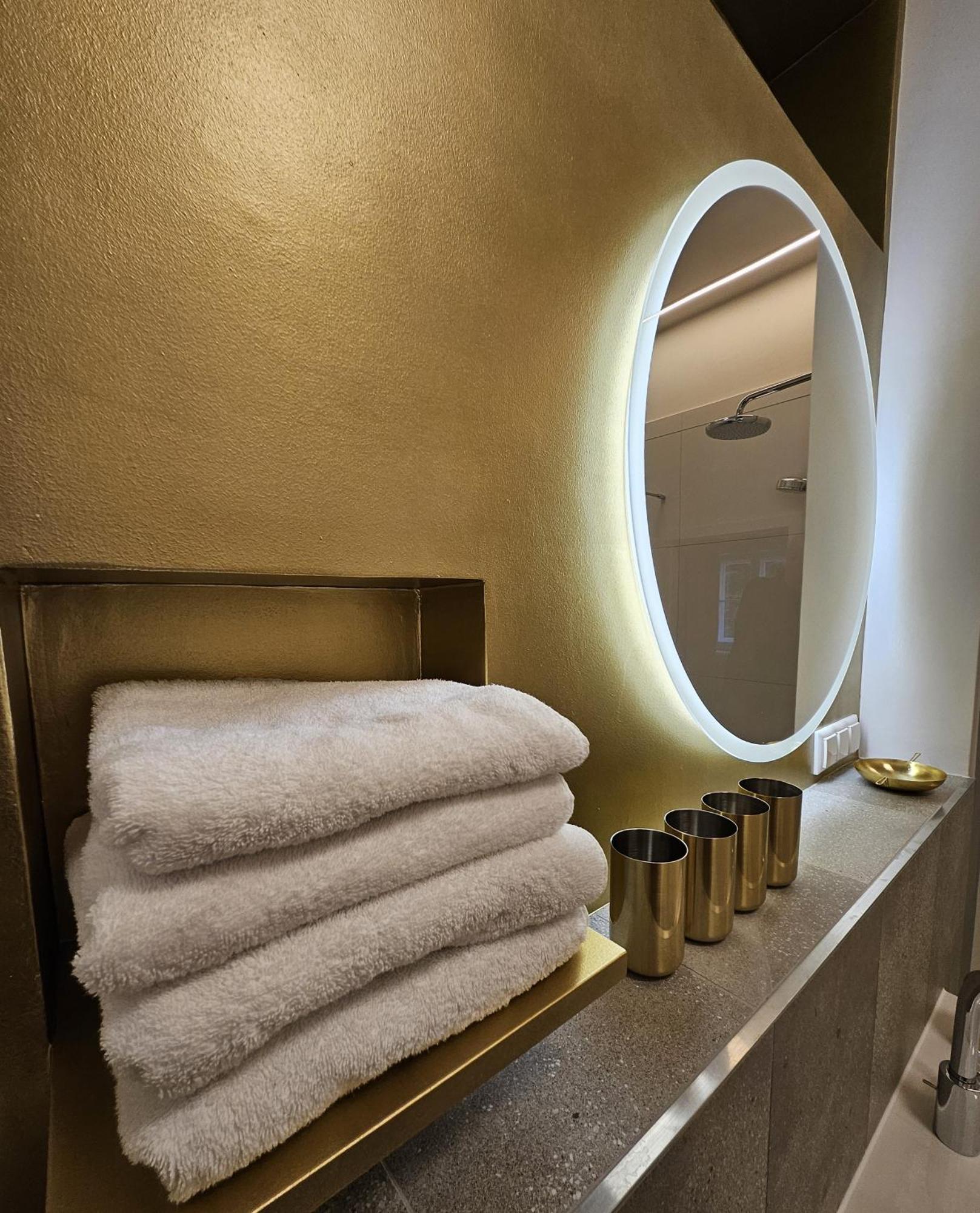 Golden Flat By Grazrentals With Parkview - Brandnew & Free Parking Экстерьер фото
